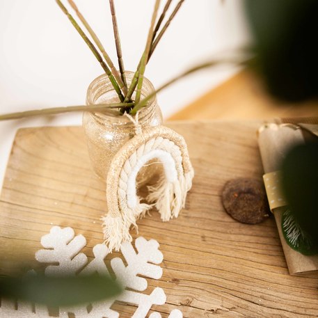 Macramé 12x11cm Arco-Íris Marfim, Branco e Dourado