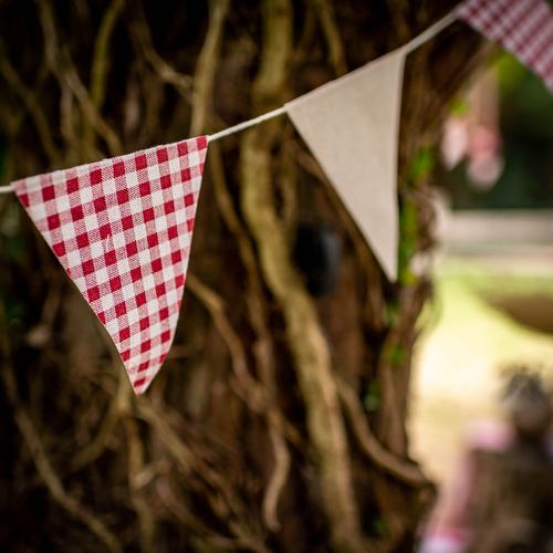 Bandeira Triangular 2m Efeito Linho Vichy Vermelho