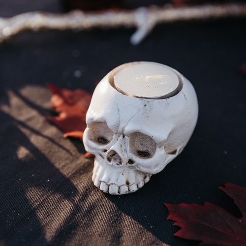 Castiçal Caveira Resina Branca 6,3x5cm