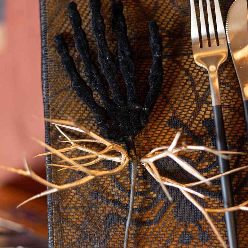 Ramo com Mão e Ramagens Veludo Preto e Dourado 22cm